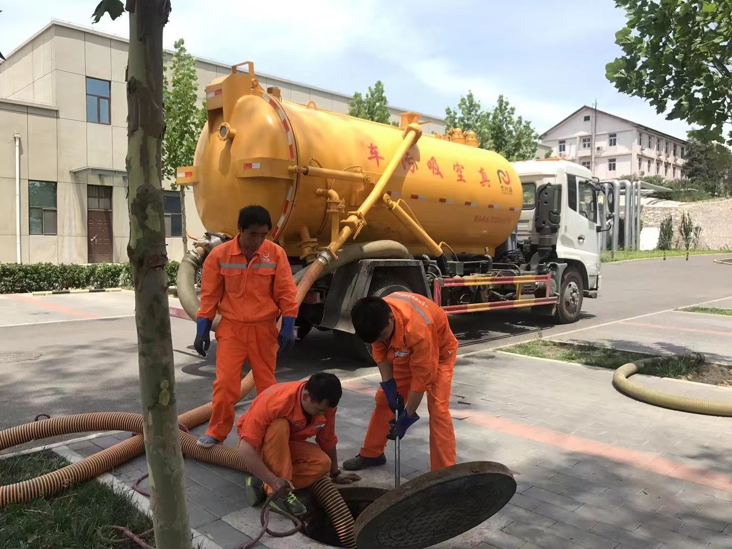 镇海管道疏通车停在窨井附近